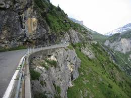 Submitted 1 year ago by hubraumk1300r. Die Lini Gefahrlichster Strassenabschnitt Des Klausenpasses Welcher Sich An Der Felswand Der Schachentaler Windgallen Entlangschlangelt Bild Klausenpass 1948 M