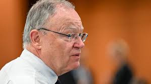 Der Tag: Probleme bei Zuwanderung: Weil hält Asylverfahren in  Transitstaaten für möglich