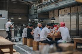Manolo del castillo, su intrépido conductor, recorre cada una de las regiones para mostrar de manera entretenida y amena la variedad de recursos turísticos que tiene nuestro país. Parking Pizza Eixample Slowkind Reportaje 03 Slowkind Com