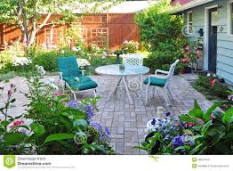 Mi especialización principalmente es la decoración floral para bodas. Vista Del Area Del Patio Del Jardin De Flores Y Del Patio Trasero Foto De Archivo Imagen De Noroeste Flores 38627644