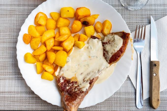 Filetitos de ternera con patatas fritas y salsa roquefort - Alfredo Galván