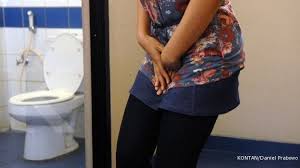 Untuk itu, agar tubuh tidak mudah dehidrasi, mama harus minum lebih banyak air, ya! Wanita Perlu Waspada Sering Buang Air Kecil Bisa Disebabkan Hal Ini