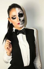 Maquillage halloween femme demi visage. 15 Idees De Maquillage Halloween Mystere Horreur Ou Gore Design Feria