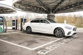 Услугата местоположение на автомобила от mercedes me може да локализира вашия автомобил в периметър от 1,5 км и да ви покаже пътя дотам. Mercedes Benz E Class Hybrid Review The E300e Is A Waft King Car Magazine