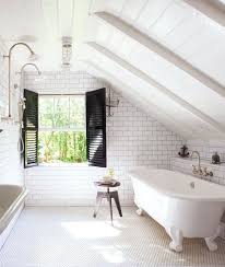 .bain sous pente aménagement de la salle de bain informations et devis etat des lieux de la pièce à aménager il s'agit d'une petite pièce située sous pente de salle de bain, je vous invite à choisir un meuble sous vasque suspendu sans pieds imitation bois ou en bois exotique avec deux tiroirs. 97 Salles De Bain Sous Comble Tendances Pour 2019 Archzinefr