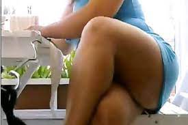 مى بتقعد وتصور نفسها لخطيبها وهى بتلعب فى كسها وبززها وتقوله وحشتنى - SEX  ALARAB