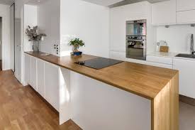 epingle par sylvie vergos sur cuisine cuisine design moderne cuisine blanche et bois ilot cuisine