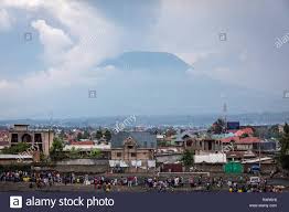Nyiragongo in goma, (eastern) drc erupts as we speak. Die Stadt Goma Demokratische Republik Kongo Mit Vulkan Nyiragongo In Der Ferne Stockfotografie Alamy