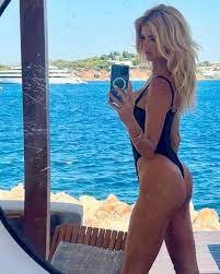 ヴィクトリア・シルヴステッドさんのインスタグラム写真 - (ヴィクトリア・シルヴステッドInstagram)「When u find the  perfect selfie mirror ….. This resort is a dream 🇬🇷🦋🤍 @fsathens Body by  Victoria @marlidresses」9月15日 2時01分 - victoriasilvstedt