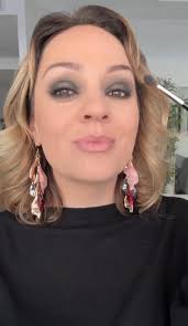 Trucco che alza lo sguardo