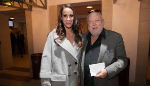 Habony árpád ugyanakkor kámforrá vált. Kiderult Mennyit Orokol Vajna Timi 70 Milliardos Vagyont Hagyott Hatra Andy Vajna