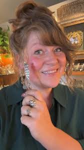 Mary Kring's Instagram, Twitter & Facebook