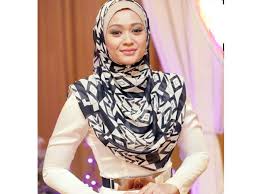 Elly mazlein and mohamad azlan che nuh were married on january 18 at pwtc. Berat Ceraikan Elly Mazlein Ketika Hamil Faye Kusairi Bukan Punca Azmi Hatta Hiburan Mstar