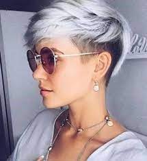 Decouvrez Ces Jolies Coiffures Qui Prouvent Que Meme Tres Court C Est Beau Coiffures Originales Hair Styles Short Hair Styles Pixie Hair Color