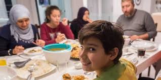 Pantun kali ini berhubungan dengan aktivitas ramadan. 22 Pantun Lucu Edisi Ramadhan Super Seru Bikin Semangat Puasa Merdeka Com