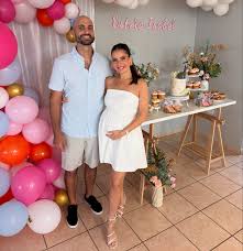 Los papás de Estela Isabel 🧡🦕🩷 Bizcocho & Cupcakes:@maribel.alejandro.3576  Velas & Galletas: @latitud18n Bombas: @luismorales.oficialpr Decoración:  @yaniramf_ @karinaa8 @albita005 @maribel_diaz_55 @nathalie.lno H&M:  @maryrodz_mua . . . #parentstobe ...