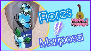 El esmalte violeta, blanco y negro se usa para crear detalles. Unas Decoradas Con Flores Y Mariposa Nail Decoration Flowers And Butterfly Youtube