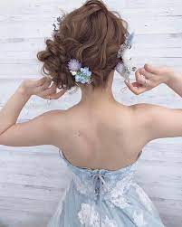 プレ花嫁の結婚式 ウェディング メディアmarryマリーさんはinstagramを利用しています お団子を横に寄せた サイドシニヨン が とっても可愛い 前から見ても後ろから見ても ボリューミーで うなじもスッキリ綺麗に見えます お花飾りの 色打掛 髪型