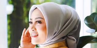 Selebgram rachel vennya mengejutkan dunia maya dengan penampilan barunya. Rachel Vennya Lepas Hijab Ibunda Memang Kenapa Dream Co Id