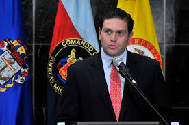El precandidato presidencial juan carlos pinzón le pidió a las farc que le cumplan al país. 4alizinvlgct5m