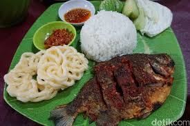 Mereka memang sudah terbiasa mamnfaatkan internet di smartphone untuk mencari informasi gambar untuk dijadikan ide. S3 Marketing Warung Ikan Ini Pasang Iklan Mirip Spanduk Caleg