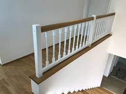 Wählen sie zwischen einem naturbelassenen brüstungsgeländer oder den oberflächenbehandlungen geölt bzw. Gelander Treppen Gelander Unsere Schreinerei Schreinerei Und Holzfachmarkt Holz Weiss In Geiselhoring