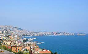 Al mattino mi da' il buongiorno, e pure quando il cielo è nuvoloso fa di tutto per farsi vedere e salutarmi. Vedi Napoli E Poi Muori Or In Translation See Naples And Die Michaela Merz