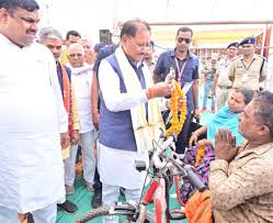 CMO Chhattisgarh | संवेदना बनी सुशासन की पहचान दुर्ग के सुशासन तिहार  कार्यक्रम में आज फिर भावुक पल देखने को मिले। मुख्यमंत्री श्री विष्णु देव साय  ...