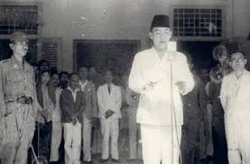 Semakin jauh ku renungi diri semakin dekat kekasih di hati dia mentari akulah sinarnya. Lirik Lagu Indonesia Raya 1 Stanza Dan Sejarah Penciptaannya Kumparan Com
