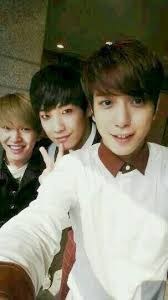 Onew Lee Joon Yonghwa Take A Friendly Photo Together Cnblue Jung Yong Hwa Lee Joon