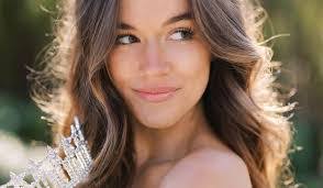 Kim Pelham's Instagram, Twitter & Facebook