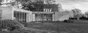 Das haus lemke, ein backsteinflachbau mit großen fe. Mies Van Der Rohe Haus