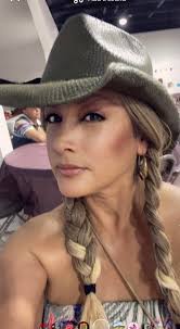 Expression of love and affection in a dating group