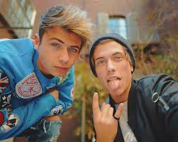 Prendi due ragazzi carini qualsiasi e mettili a suonare, dicono. Benji E Fede Le Biografie Di Benjamin Mascolo E Federico Rossi