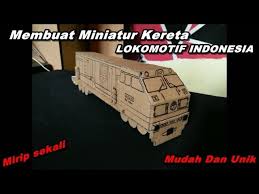 Kereta api sendiri merupakan bentuk transportasi rel yang terdiri dari serangkaian kendaraan yang ditarik sepanjang jalur kereta api untuk mengangkut kargo atau penumpang. Cara Membuat Miniatur Kereta Api Cc203 Indonesia Dari Kardus Ide Kreatif Youtube