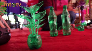 Ribuan botol tersebut diperoleh dari jemaat gereja juga dari pengepul barang bekas. 31 Contoh Kerajinan Dari Botol Plastik Bekas Yang Mudah Dibuat