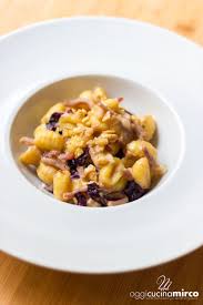 Per legare meglio gli ingredienti, unite alla salsa un po' di acqua di cottura. Gnocchi Con Speck Radicchio E Noci Versione Cremosa E Non Ocm