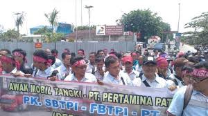 Images solopos com 2020 11 25 truk pertamina ta juni 30, 2021 persaratan melamar kerja sopir tengki pertamina ilhamsyah menegaskan… Awak Mobil Tangki Demo Pertamina Siapkan Sopir Cadangan Tribunnews Com Mobile