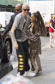 Pete appears in saturday night live promo alongside jonah hill and maggie rogers. Ariana Grande And Pete Davidson Are Back On Instagram Vogue