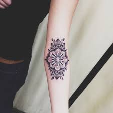 Idee tattoo coeur centre fleche et phrase femme sur avant bras. Tatouage Femme Quel Tatouage Pour Quelle Parties Du Corps