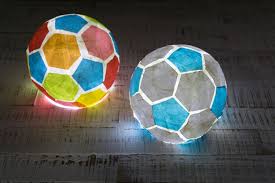 Mit Luftballon Und Kleister Konnen Kleine Und Grosse Fussballfans Dieses Lampchen Nachbasteln Fussball Lampe Kindergeburtstag Fussball Fussball Geschenke