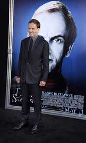 He is the son of actors anna lee and alan miller and the grandson of actor bernard lee. Jonny Lee Miller Ganz Privat So Wurde Das Trainspotting Wrack Zum Ex Mann Von Angelina Jolie News De