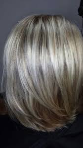 Quel adjectif utiliser alors pour décrire une femme aux cheveux châtains si on veut dire une belle _ châtain châtaine châtaigne? Femme 50 Ans Naturally White Silver Grey Hair Cheveux Chatain Fonce Avec Meches Blondes Beiges Google Search Magazine Moms Inspiration Pour Parents Modern Mom Fashion Lifestyle Magazine