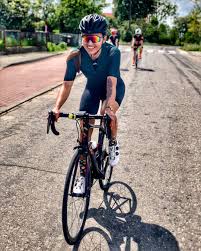 Bild Konnte Enthalten 1 Person Fahrt Fahrrad Fahrrad Und Im Freien Cycling Girls Female Cyclist Bicycle Girl