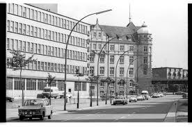 Die lindenstraße gehört historisch gesehen zur friedrichstadt, war also bis zur eingemeindung 1710 einst teil einer selbstständigen. Kleinbildnegativ Lindenstrasse Alte Jakobstrasse 1976 Fhxb Friedrichshain Kreuzberg Museum Museum Digital Berlin