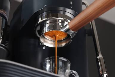 A properly extracted shot showing thick, rich crema., AI generated