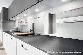 moderne witte keukenopstelling met composiet werkblad moderne keukens keuken design keuken laminaat