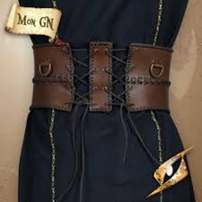 Pour prendre le cas particulier de la la ceinture en cuir portée à la taille est aussi susceptible de vous allez quand vos disposez de larges hanches. Ceinture Large