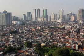 Teori yang berorientasikan pada ekonomi neoklasik (neoclassical economics)misalnya, baik secara makro maupun mikro, lebih menitikberatkan pada perbedaan upah dan kondisi kerja antardaerah atau antarnegara, serta biaya, dalam keputusan seseorang untuk melakukan migrasi. Pengaruh Migrasi Penduduk Terhadap Kuantitas Dan Kualitas Penduduk Geograph88