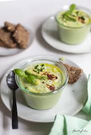 Besonders im sommer sind diese erfrischenden suppen als abwechslung zu. Kalte Gurken Avocado Suppe Mit Chili Und Basilikum Rezept Fur Ein Super Sommer Suppchen Feiertaglich Das Schone Leben